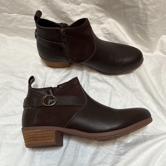 Women’s Skechers Air-Cooled Arch Fit Lasso dark brown ankle booties. Size 9.5 - Picture 6 of 14